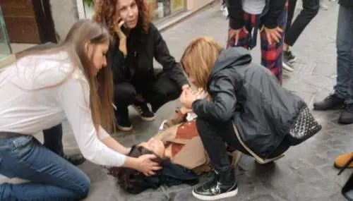 Cane cade dalla finestra su donna incinta