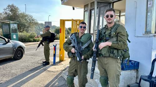 Servizio di guardia all'ingresso del kibbutz Sasa vicino al confine libanese.