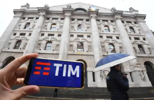 Tim, dipendenti e soci: "Basta rinvii sulla rete"