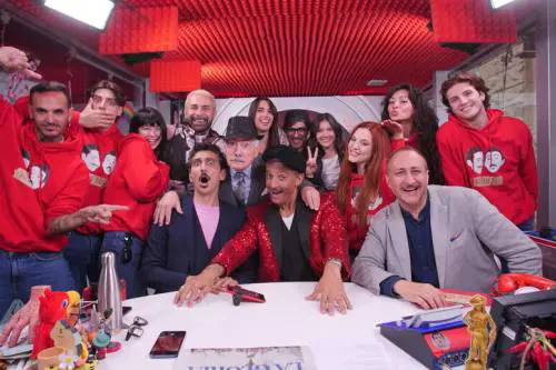 "È abusivo". Bufera su Fiorello: il dehor dove trasmette non sarebbe a norma