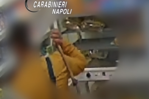 Napoli, rapina con piccone in un minimarket: la vittima è il fratello