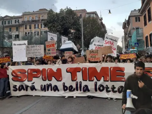 Il Giubileo sbarca allo SpinTime, il palazzo occupato 'salvato' dal cardinale Krajewski