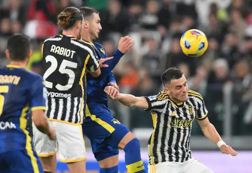 La Juventus all'ultimo respiro con il Verona. Bianconeri primi in classifica