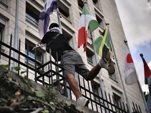 A Roma sfila l'odio: inni all'"Intifada" e insulti alla Meloni. E Soros sponsorizza la rete anti-Israele