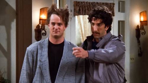 Gli slip di Julia Roberts, Monica e i capelli cotonati: 5 battute memorabili di Matthew Perry in Friends