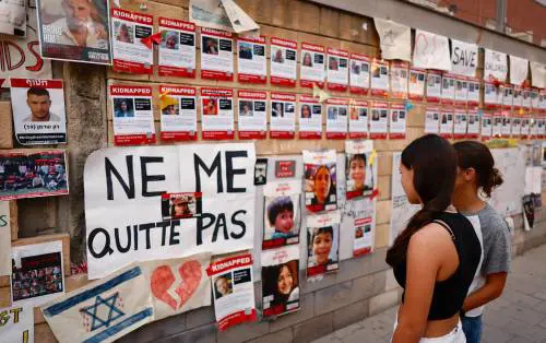 Milano, spuntano i manifesti degli ostaggi israeliani nelle metro: "Aiutateci a portarli a casa"