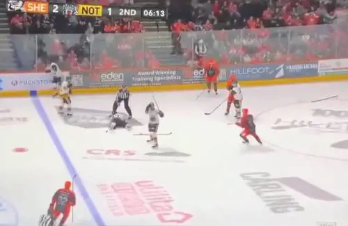 Gola tagliata dal pattino: la morte choc di Johnson durante la partita di hockey