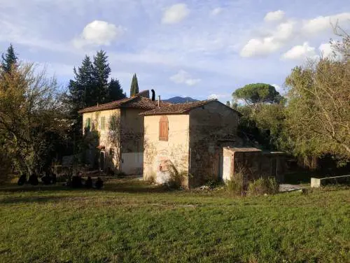 Il casolare occupato dagli anarchici