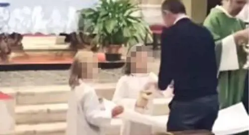 L'ostia dalla chierichetta: bufera sul prete