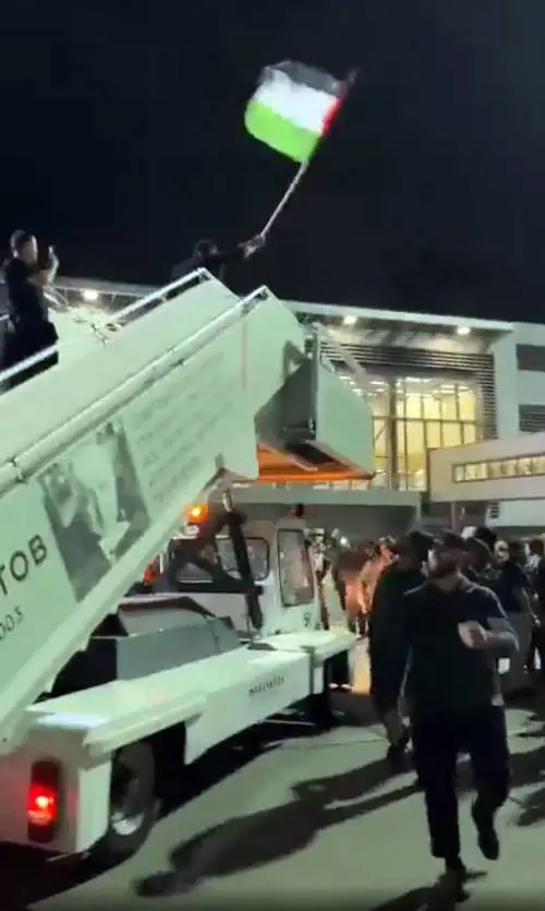 La caccia all'ebreo, l'aereo da Tel Aviv e Zelensky: cos'è successo in Daghestan