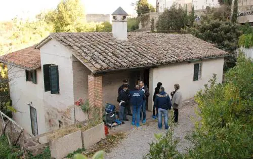 Il coltello, il gancetto, il movente: tutti i dubbi sull'omicidio di Meredith Kercher