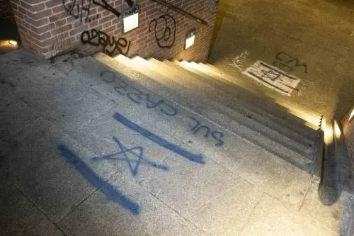 Graffiti e svastiche contro Israele: esplode l’odio antisemita a Milano