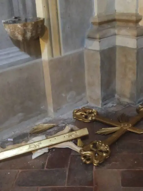 Alessandria, crocifissi spezzati in due chiese: "Atto sacrilego"