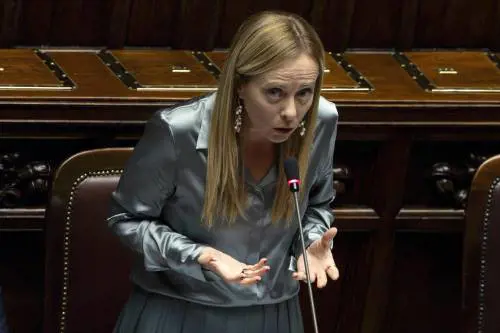 Finta telefonata alla Meloni Ma soltanto l'opposizione prende lo scherzo sul serio