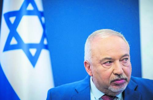 La profezia di Lieberman: "Hamas colpirà". Il Nyt: "Così Israele ha smesso di spiarli"
