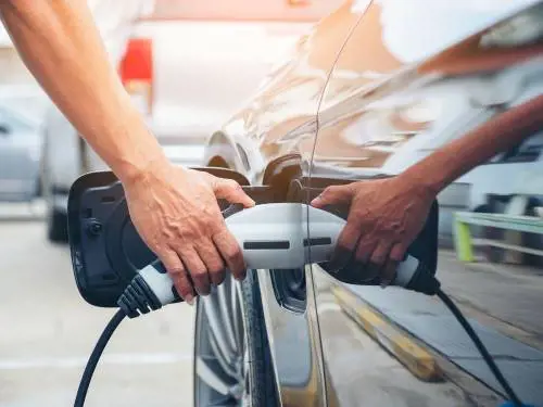 Ibrido full o plug-in? Caratteristiche, differenze, consumi e quale conviene scegliere