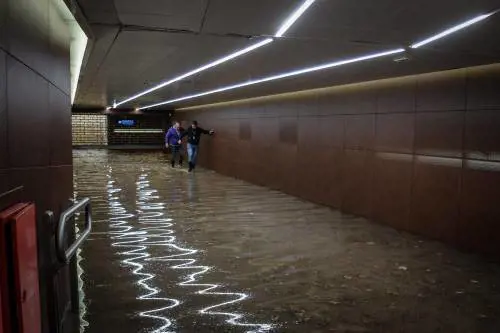 La stazione di Porta Garibaldi allagata