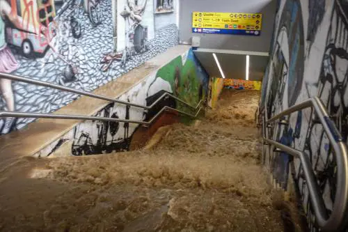 Oltre 30 mm di pioggia in un'ora: bomba d'acqua su Milano. Esonda il Seveso, M3 bloccata e quartieri allagati