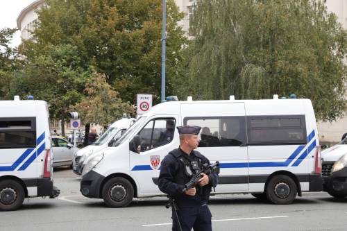 Urla "Allah Akbar" e minaccia di farsi esplodere: cosa è successo a Parigi