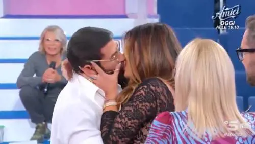Uomini e Donne, scatta il bacio tra Roberta e Gianni Sperti. Social scatenati: "È lei il suo nuovo amore?"