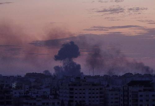 Gaza, scontri esercito-Hamas. "Stragi in due campi profughi". Dallo Yemen razzi su Israele