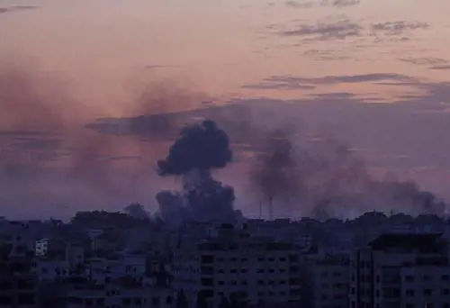 Gaza, scontri esercito-Hamas. "Stragi in due campi profughi". Dallo Yemen razzi su Israele