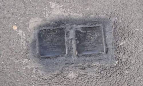 Roma, vandalizzate due pietre d'inciampo dei deportati ad Auschwitz