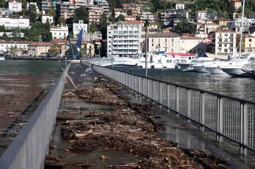 Marea record ma il Mose salva Venezia. Caos Versilia, a Como esonda il lago