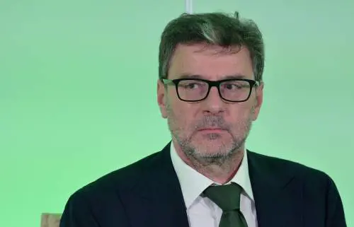 "È suonata la sveglia sul debito". Giorgetti difende la manovra cauta