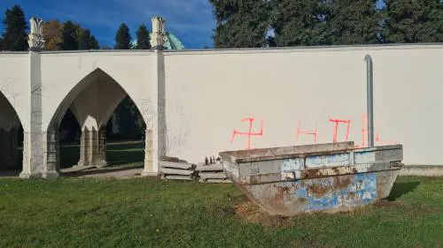 Vienna, svastiche e rogo nel cimitero ebraico