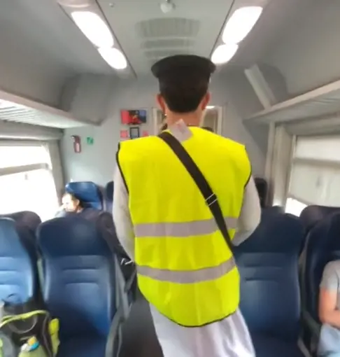 Il tiktoker italo-marocchino vestito da capotreno