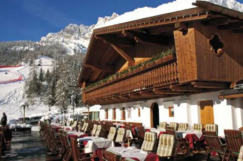 Ombre kazake sulla chiusura del Camineto, il ristorante dei vip di Cortina