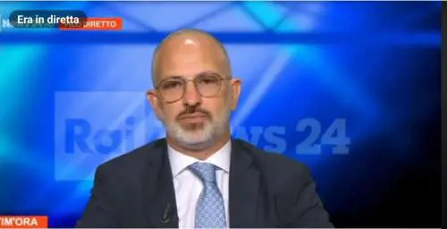 Pistola puntata in faccia, paura per il senatore M5s: "Salvato dal tesserino parlamentare"