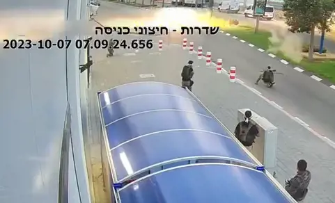 Terrorista di Hamas lancia un razzo contro una macchina in corsa