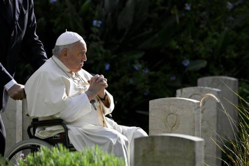 Omelia del Papa al cimitero militare di Roma: "Guerra distrugge vite"