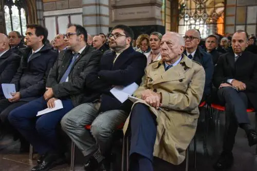 Silvio Berlusconi nel Famedio di Milano: "Un onore per la nostra famiglia" 