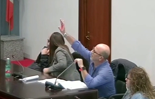 "Heil Hitler". Il gesto del consigliere comunale scatena il caos