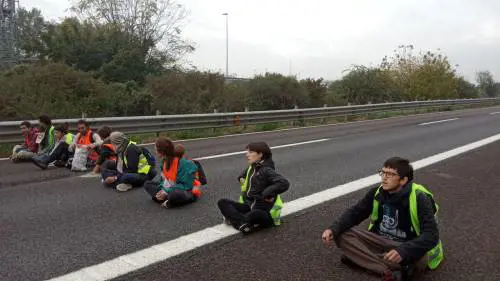 "Violenza privata aggravata": così tre eco-vandali di Ultima Generazione finiscono in manette