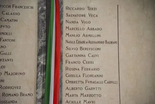 Il Cav al Famedio, grande tra i grandi