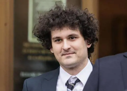 Sam Bankman-Fried colpevole di frode: l'ex re delle criptovalute rischia l'ergastolo
