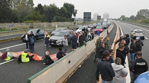 Eco-vandali di Ultima generazione si cementano sull'asfalto a Torino