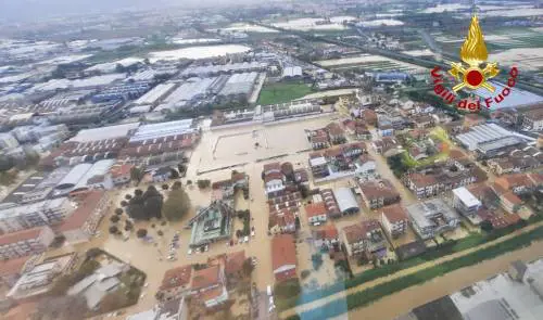 Maltempo in Toscana, morti e un disperso. Cade traliccio sulla linea ferroviaria Lucca-Viareggio