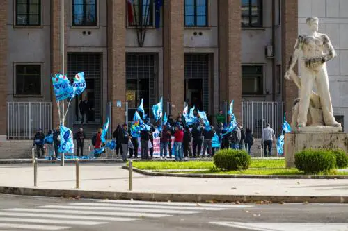 Gli ex lavoratori della coop Karibu protestano davanti al tribunale di Latina