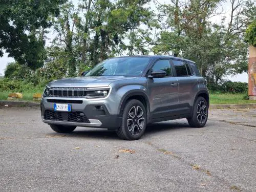 Jeep Avenger, la prova della versione a benzina: come va e quanto consuma 