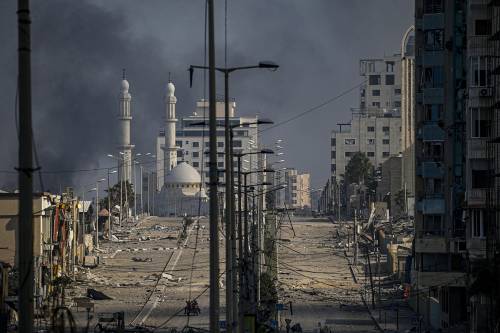 Il dramma di Gaza: "Oltre 10mila morti". Ma Israele rilancia: "Va denazificata". Dal Libano 30 razzi
