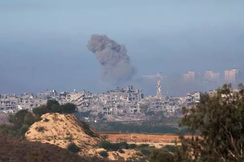Erdogan richiama l'ambasciatore in Israele. E le Idf cambiano strategia: "Meno raid più tank" | La diretta