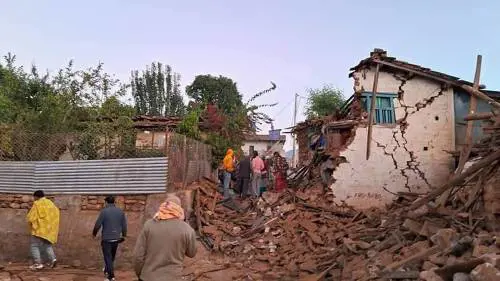 Trema "il tetto del mondo": Nepal devastato da un terremoto, centinaia di morti