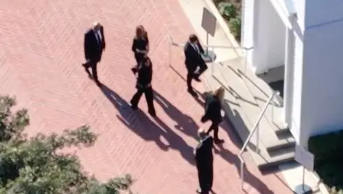 Funerali privati per Matthew Perry, presenti  Aniston, Cox e altri attori. Le lacrime della madre