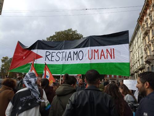 "Una nuova Norimberga". Lo striscione choc contro Meloni al corteo pro-Palestina