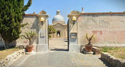 Anziana legata e imbavagliata fra le tombe del cimitero, choc ad Anzio: cosa è successo
